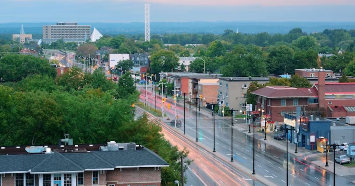 A Tacoma city street with buildings and trees in the background, demonstrates the pros and cons of living in Tacoma, WA. Tacoma movers.